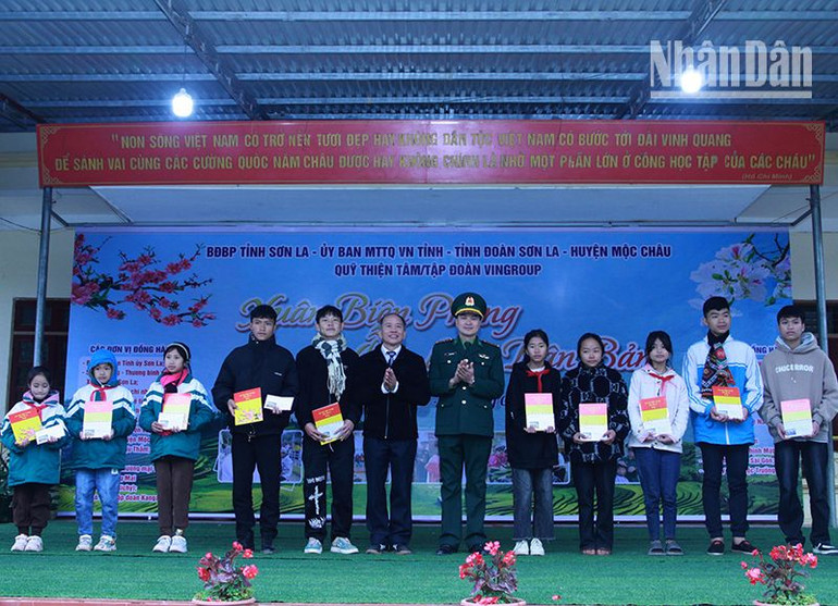 Hội Khuyến học tỉnh Sơn La trao quà Tết cho học sinh người dân tộc xã biên giới Chiềng Khừa, huyện Mộc Châu.