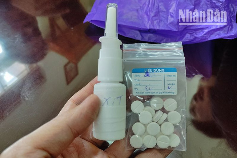 Thuốc không nhãn mác do Bác sĩ tại địa chỉ số 27 Tô Hiệu kê cho 1 bệnh nhân bị viêm xoang đang điều trị tại đây với gói điều trị là 15 triệu đồng.