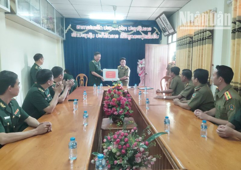 Đoàn công tác đã đến chào xã giao Công an tỉnh Hủa Phăn và trao tặng cho nhau quà lưu niệm thể hiện tình đoàn kết gắn bó giữa hai lực lượng.