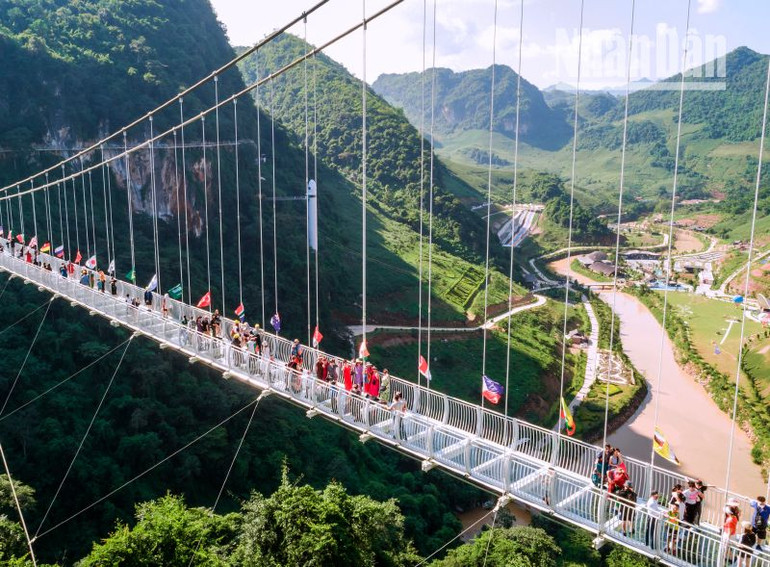 Cầu kính Bạch Long tại Khu du lịch Mộc Châu Island là một trong những điểm đến thu hút đông khách du lịch trong dịp Tết Dương lịch 2024. Cầu kính Bạch Long tại Khu du lịch Mộc Châu Island là một trong những điểm đến thu hút đông khách du lịch trong dịp Tết Dương lịch 2024.