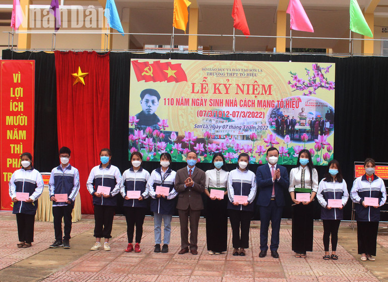 "Quỹ học bổng Tô Hiệu" đã trao học bổng cho hơn 2.000 học sinh, sinh viên hiếu học, vượt khó, học sinh khuyết tật, mồ côi, bị ảnh hưởng chất độc màu da cam.