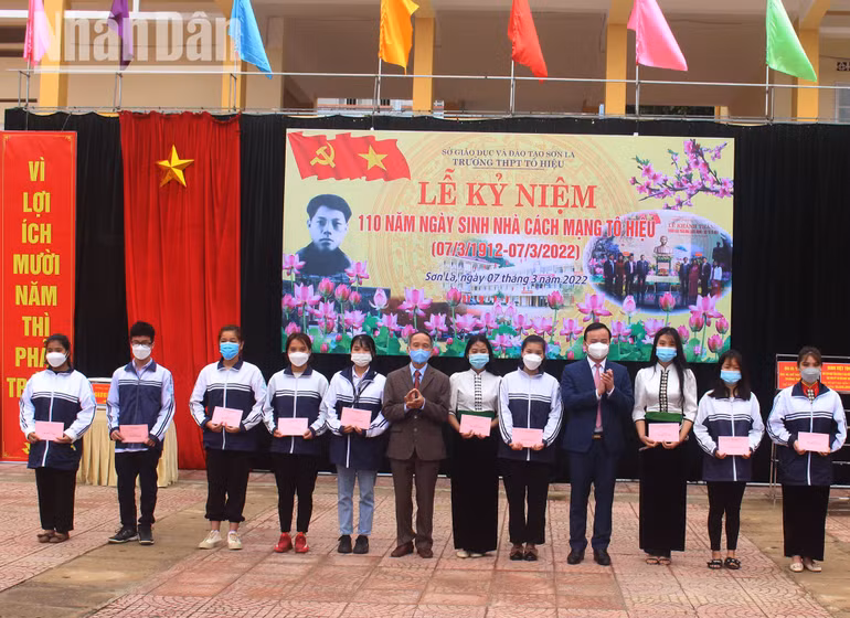 "Quỹ học bổng Tô Hiệu" đã trao học bổng cho hơn 2.000 học sinh, sinh viên hiếu học, vượt khó, học sinh khuyết tật, mồ côi, bị ảnh hưởng chất độc màu da cam. "Quỹ học bổng Tô Hiệu" đã trao học bổng cho hơn 2.000 học sinh, sinh viên hiếu học, vượt khó, học sinh khuyết tật, mồ côi, bị ảnh hưởng chất độc màu da cam.