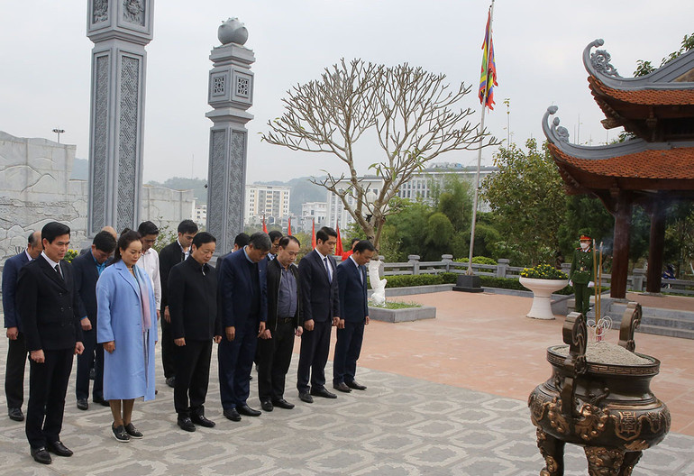Đoàn công tác đồng chí Phó Thủ tướng Chính phủ Trần Hồng Hà đã đến thắp hương, dâng hoa Chủ tịch Hồ Chí Minh, Đền thờ Bác Hồ tại Quảng trường Tây Bắc.