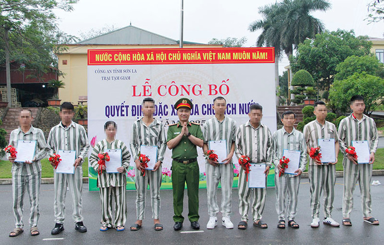 Đại diện lãnh đạo Phòng Thi hành án hình sự và hỗ trợ tư pháp trao quyết định đặc xá cho các phạm nhân trong dịp này. Đại diện lãnh đạo Phòng Thi hành án hình sự và hỗ trợ tư pháp trao quyết định đặc xá cho các phạm nhân trong dịp này.