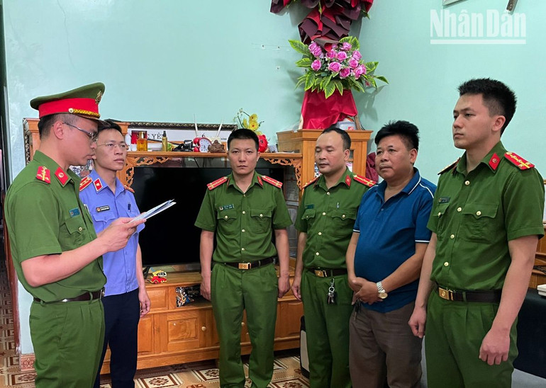 Cơ quan Cảnh sát điều tra, Công an tỉnh Sơn La thi hành lệnh bắt bị can Lò Văn Thành.