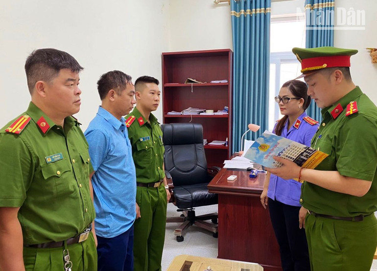 Cơ quan Cảnh sát điều tra, Công an tỉnh Sơn La thi hành lệnh bắt bị can Phạm Bình Minh.