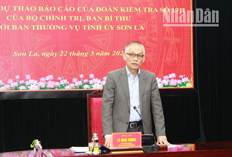 Đồng chí Lê Hoài Trung, Bí thư Trung ương Đảng, Chánh Văn phòng Trung ương Đảng, Trưởng Đoàn Kiểm tra số 1911 phát biểu tại hội nghị thông qua dự thảo báo cáo kết quả kiểm tra đối với Ban Thường vụ Tỉnh ủy Sơn La.