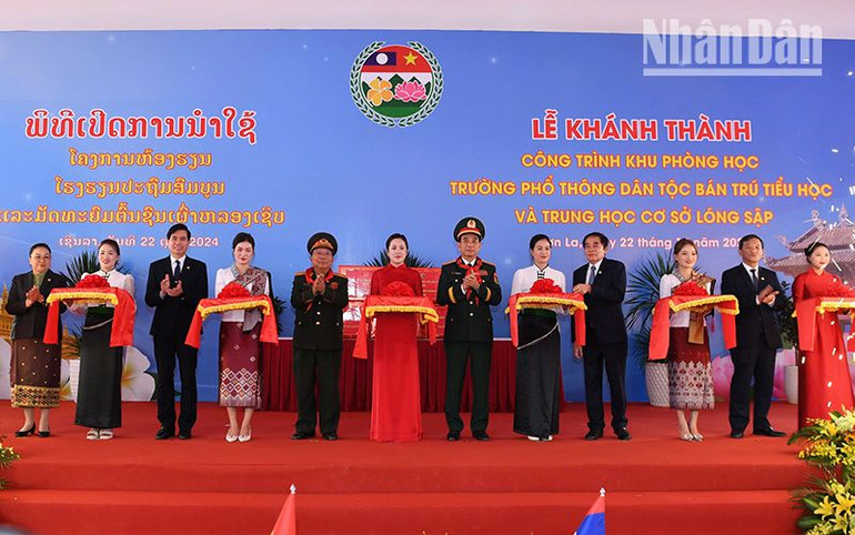 Đoàn đại biểu hai nước Việt Nam-Lào cắt băng khánh thành công trình khu phòng học Trường phổ thông dân tộc bán trú Tiểu học và Trung học cơ sở Lóng Sập.