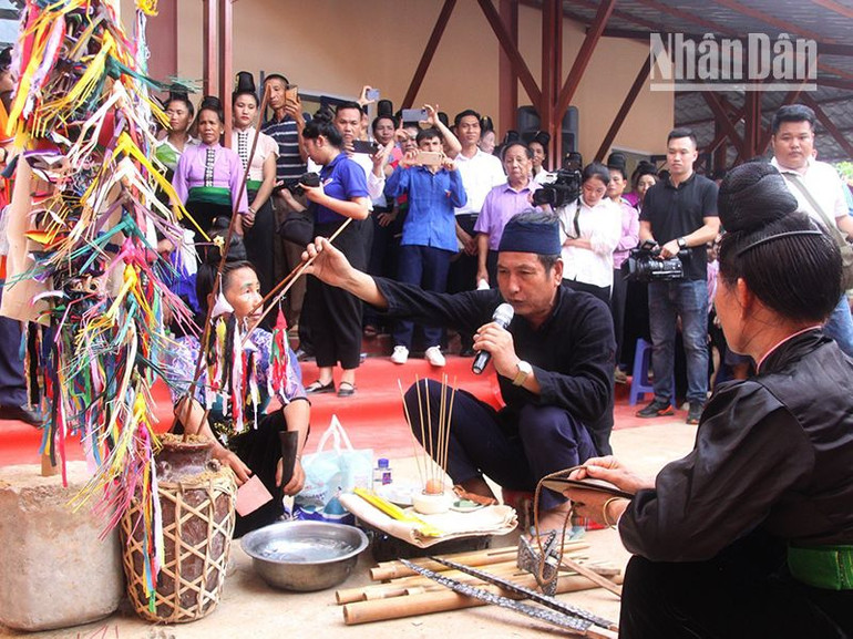 Tái hiện lại lễ hội Pang A của đồng bào La Ha trong dịp khánh thành nhà văn hóa cộng đồng. (Ảnh: Quốc Tuấn)