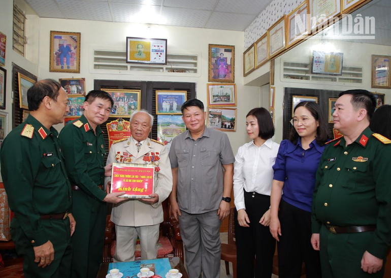 Đoàn công tác thăm gia đình ông Thái Hữu Hoành, thương binh 25%, phường Quyết Thắng, thành phố Sơn La.