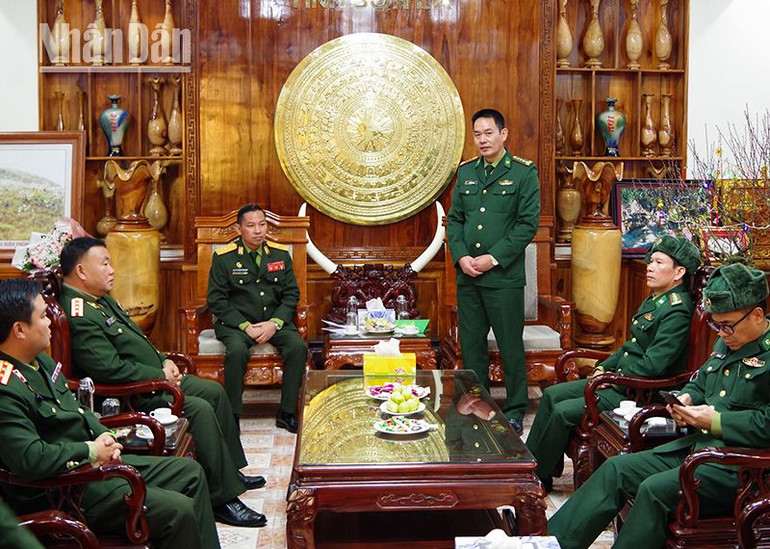 Bộ Chỉ huy Bộ đội Biên phòng tỉnh Sơn La và Bộ Chỉ huy Quân sự tỉnh Huaphanh, nước bạn Lào trao đổi tình hình quản lý, bảo vệ biên giới trong thời gian qua của hai bên.