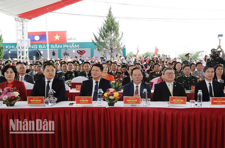 Đoàn đại biểu Việt Nam tại lễ công bố khai trương cặp Cửa khẩu quốc tế Lóng Sập-Pa Háng.