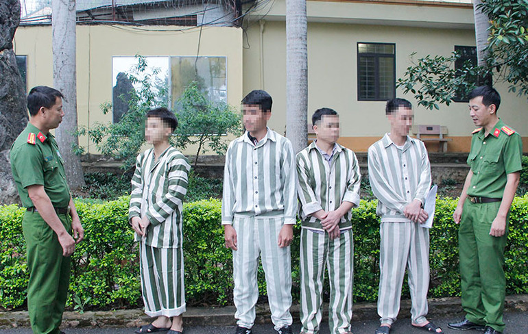 Cán bộ Trại tạm giam Công an tỉnh Sơn La hỏi thăm, động viên các phạm nhân được đặc xá. Cán bộ Trại tạm giam Công an tỉnh Sơn La hỏi thăm, động viên các phạm nhân được đặc xá.