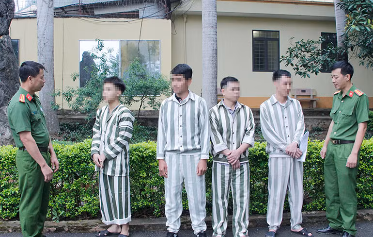 Cán bộ Trại tạm giam Công an tỉnh Sơn La hỏi thăm, động viên các phạm nhân được đặc xá.