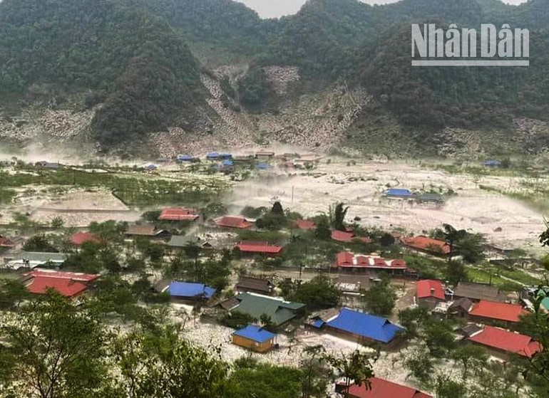 Mưa đá xảy ra tại địa bàn huyện Vân Hồ, Sơn La, phủ trắng cả một vùng. (Ảnh: Người dân cung cấp) Mưa đá xảy ra tại địa bàn huyện Vân Hồ, Sơn La, phủ trắng cả một vùng. (Ảnh: Người dân cung cấp)