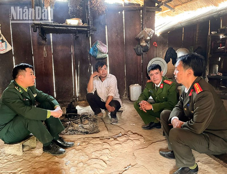 Lực lượng công an xã phối hợp với Bộ đội Biên phòng tuyên truyền vận động người dân các bản vùng cao từ bỏ tà đạo "Bà cô Dợ".