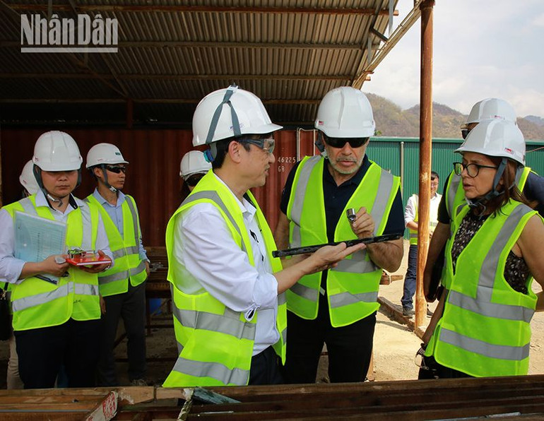 Đại sứ đặc mệnh toàn quyền Australia tại Việt Nam Andrew Goledzinowski và đoàn công tác tham quan mỏ niken bản Phúc. Đại sứ đặc mệnh toàn quyền Australia tại Việt Nam Andrew Goledzinowski và đoàn công tác tham quan mỏ niken bản Phúc.