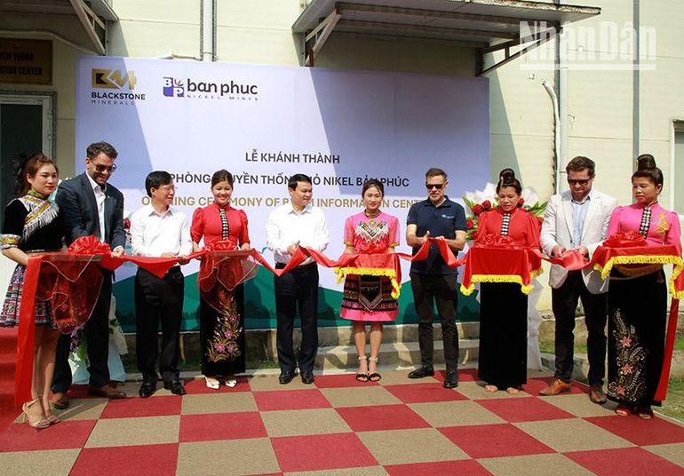 Đại sứ đặc mệnh toàn quyền Australia tại Việt Nam và lãnh đạo tỉnh Sơn La cắt băng khánh thành Trung tâm thông tin mỏ niken bản Phúc. Đại sứ đặc mệnh toàn quyền Australia tại Việt Nam và lãnh đạo tỉnh Sơn La cắt băng khánh thành Trung tâm thông tin mỏ niken bản Phúc.