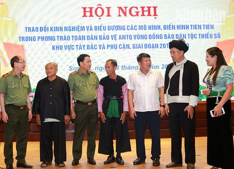 Các đại biểu trao đổi với những tấm gương tiêu biểu về kinh nghiệm vận động quần chúng trong phát huy tinh thần đại đoàn kết toàn dân tộc tại cơ sở.