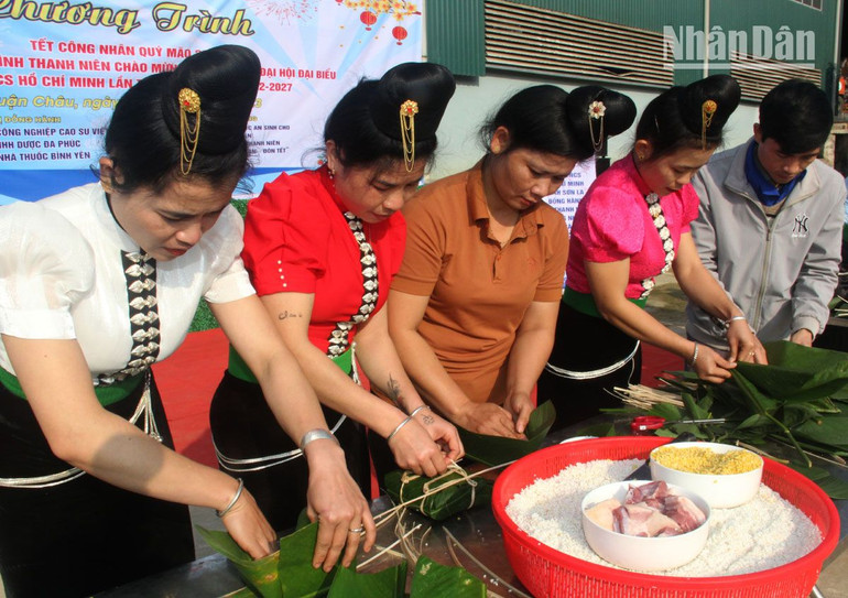 Chương trình tổ chức thi gói bánh chưng cho các công nhân.