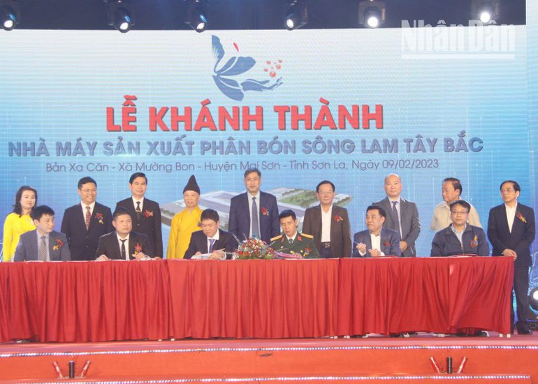 Công ty cổ phần phân bón Sông Lam Tây Bắc ký hợp đồng tiêu thụ sản phẩm phân bón với các doanh nghiệp và hợp tác xã. Công ty cổ phần phân bón Sông Lam Tây Bắc ký hợp đồng tiêu thụ sản phẩm phân bón với các doanh nghiệp và hợp tác xã.