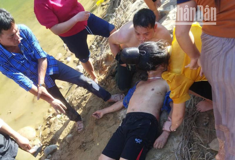 Đại úy Quàng Văn Tám và người dân sơ cứu ban đầu cho anh Giàng A Dệnh vào ngày 5/9. (Ảnh: Quàng Hùng). Đại úy Quàng Văn Tám và người dân sơ cứu ban đầu cho anh Giàng A Dệnh vào ngày 5/9. (Ảnh: Quàng Hùng).