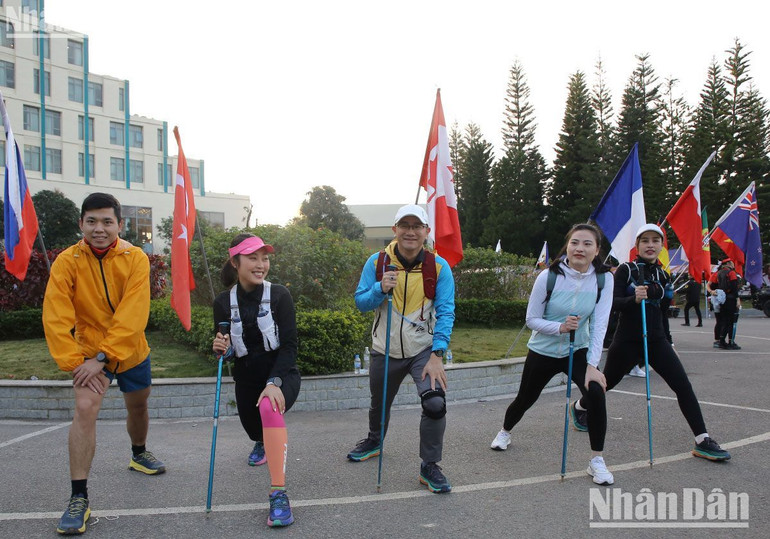 Các vận động viên khởi động trước khi tham gia tranh tài.