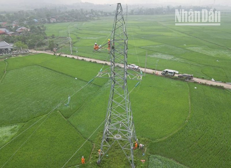 Công nhân Công ty Điện lực Sơn La khẩn trương khắc phục sự cố mất điện tại huyện Phù Yên do mưa đá, gió lốc. (Ảnh: Ngọc Diệp)