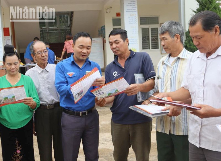 Đoàn viên thanh niên tham gia tuyên truyền về chăm sóc sức khỏe người cao tuổi. (Ảnh: Quốc Tuấn).