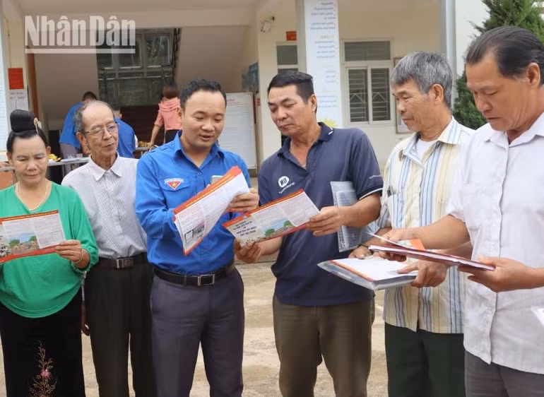 Đoàn viên thanh niên tham gia tuyên truyền về chăm sóc sức khỏe người cao tuổi. (Ảnh: Quốc Tuấn).