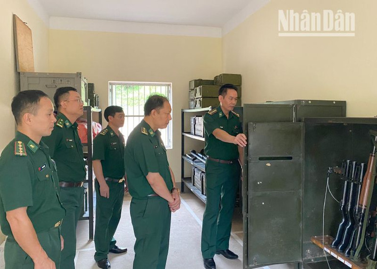 Đoàn công tác số 1 kiểm tra công tác bảo đảm và bảo quản vũ khí trang bị tại Đồn Biên phòng Chiềng Sơn. (Ảnh: Quàng Hùng)