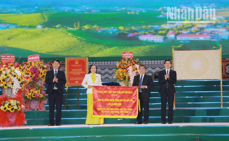 Đồng chí Hoàng Quốc Khánh, Bí thư Tỉnh ủy Sơn La trao tặng bức trướng cho lãnh đạo thị xã Mộc Châu.