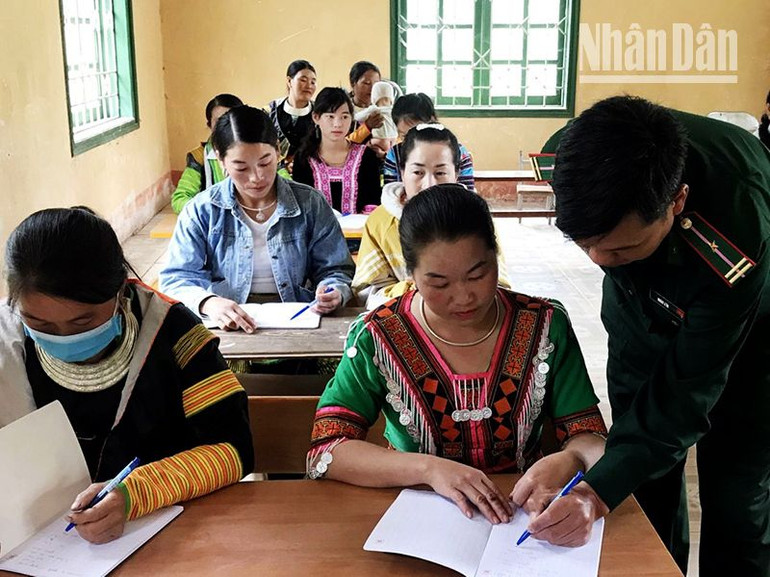 Đồn Biên phòng Mường Lèo tổ chức lớp học xóa mù chữ cho đồng bào dân tộc H'Mông các bản của xã Mường Lèo, huyện Sốp Cộp. Đồn Biên phòng Mường Lèo tổ chức lớp học xóa mù chữ cho đồng bào dân tộc H'Mông các bản của xã Mường Lèo, huyện Sốp Cộp.