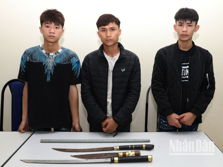 Các đối tượng cùng hung khí gây án tại cơ quan công an. Các đối tượng cùng hung khí gây án tại cơ quan công an.