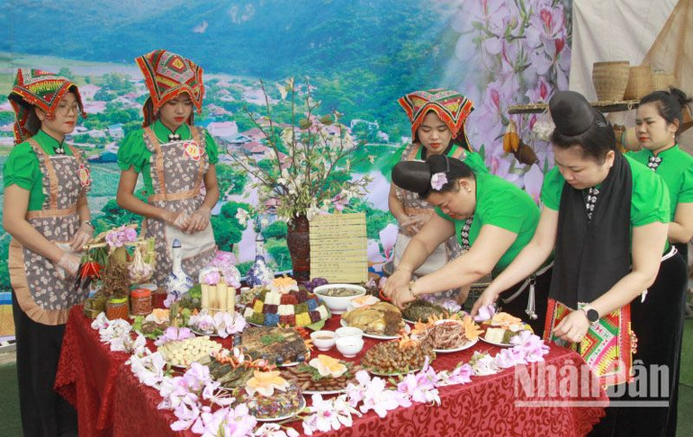 Lễ hội hoa ban năm nay tiếp tục có phần thi ẩm thực với những món ăn độc đáo, trong đó có món chế biến từ hoa ban.