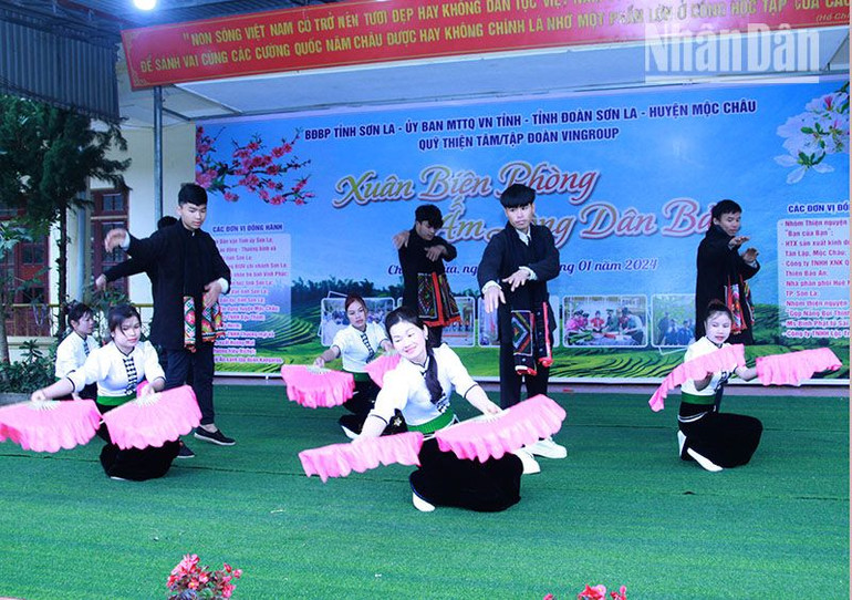 Ấm áp chương trình “Xuân Biên phòng ấm lòng dân bản” tại xã biên giới Chiềng Khừa ảnh 2