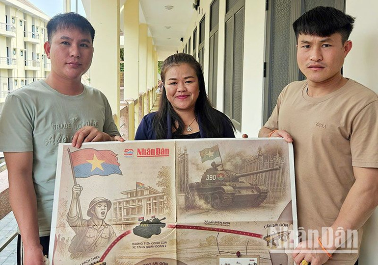 Phụ san đặc biệt của Báo Nhân Dân về kỷ niệm 50 năm Ngày Giải phóng miền nam, thống nhất đất nước cũng được dành tặng cho các lưu học sinh Lào đang học tập tại các trường trên địa bàn tỉnh Sơn La.