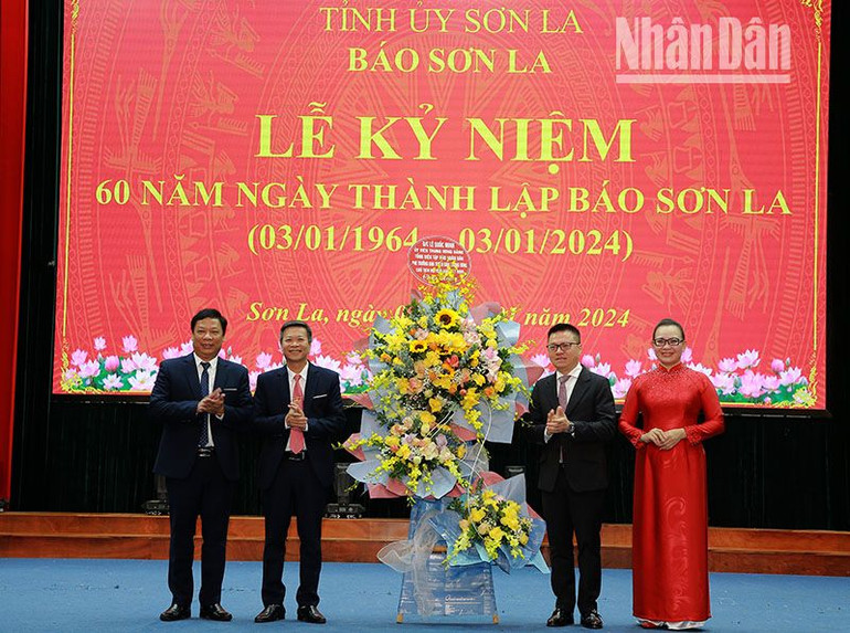 Đồng chí Lê Quốc Minh, Ủy viên Trung ương Đảng, Tổng Biên tập Báo Nhân Dân, Phó Trưởng Ban Tuyên giáo Trung ương, Chủ tịch Hội Nhà báo Việt Nam tặng hoa chúc mừng Báo Sơn La.