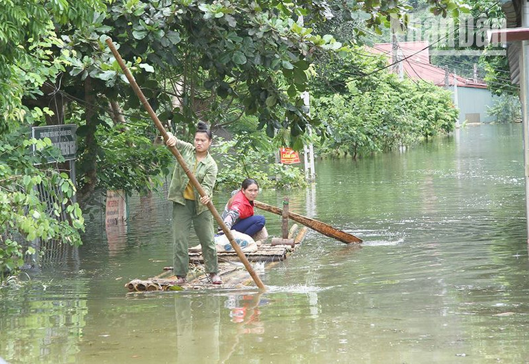 Mưa lũ gây ngập úng nhà cửa người dân tại xã Chiềng Đen, thành phố Sơn La, người dân phải di chuyển bằng bè. Mưa lũ gây ngập úng nhà cửa người dân tại xã Chiềng Đen, thành phố Sơn La, người dân phải di chuyển bằng bè.