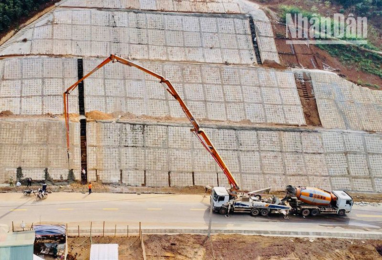 Các hạng mục chống sạt, lở được các nhà thầu hoàn thiện trước khi thông xe vào ngày 6/1/2023.