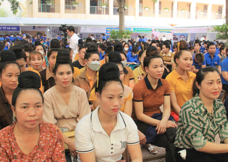 Ngày hội việc làm, tư vấn hướng nghiệp thu hút nhiều phụ huynh, học sinh tham gia.