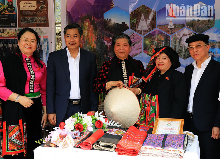 Đồng chí Tòng Thị Phóng và các đại biểu tham gia trải nghiệm gian trưng bày, giới thiệu các sản phẩm OCOP.