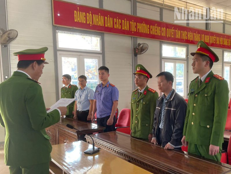 Cơ quan cảnh sát điều tra tống đạt các quyết định khởi tố bị can, đọc lệnh bắt tạm giam bị can Nguyễn Đình Lâm.