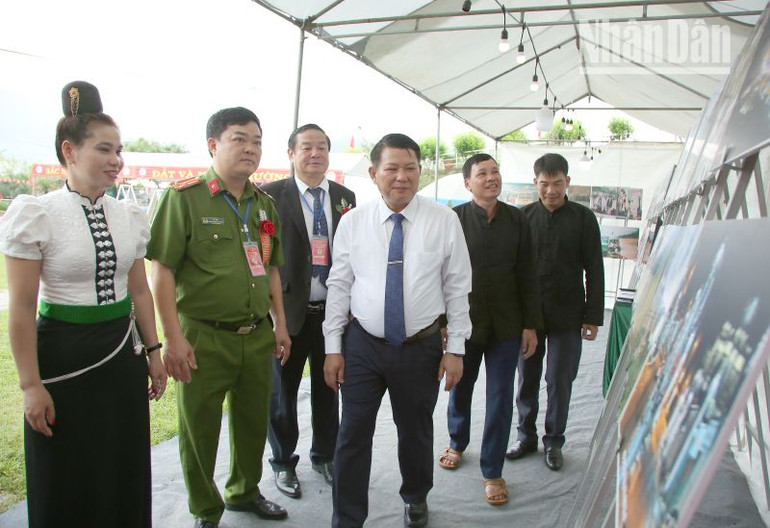 Trong dịp này, huyện Mường La đã tổ chức nhiều hoạt động kỷ niệm cùng các gian trưng bày về quá trình thành lập và phát triển của Đảng bộ huyện Mường La.