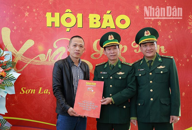 Nhân dịp Tết Xuân Giáp Thìn 2024, Văn phòng Đại diện Báo Nhân Dân tại Sơn La đã chuyển trao 200 ấn phẩm báo Tết cùng các ấn phẩm báo Tết của Báo Nhân Dân trưng bày tại Hội báo Xuân Giáp Thìn 2024 cho 10 Đồn Biên phòng, Bộ Chỉ huy Bộ đội Biên phòng tỉnh Sơn La.
