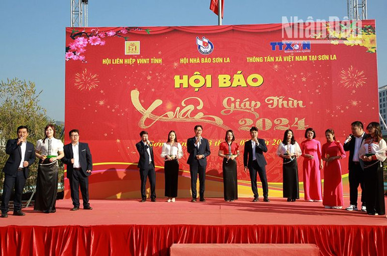 Tiết mục văn nghệ do cán bộ, phóng viên Báo Sơn La biểu diễn tại Hội báo Xuân Giáp Thìn 2024.