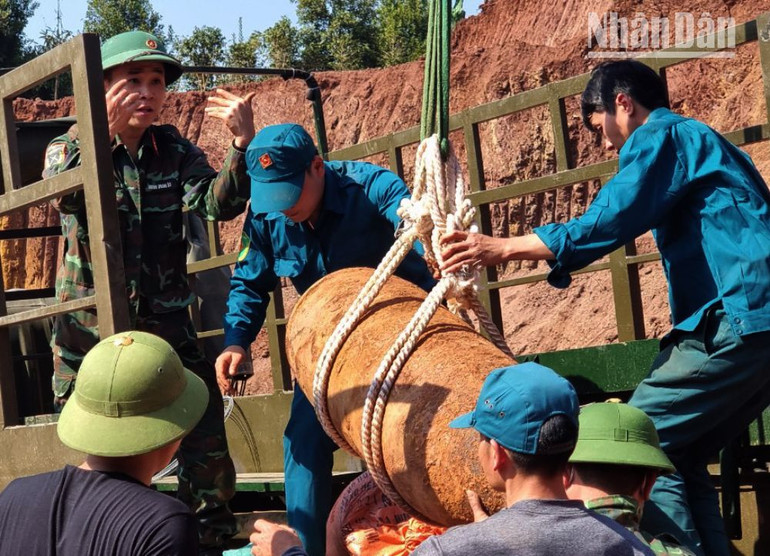 Lực lượng công binh đã tổ chức di dời và hủy nổ thành công quả bom.