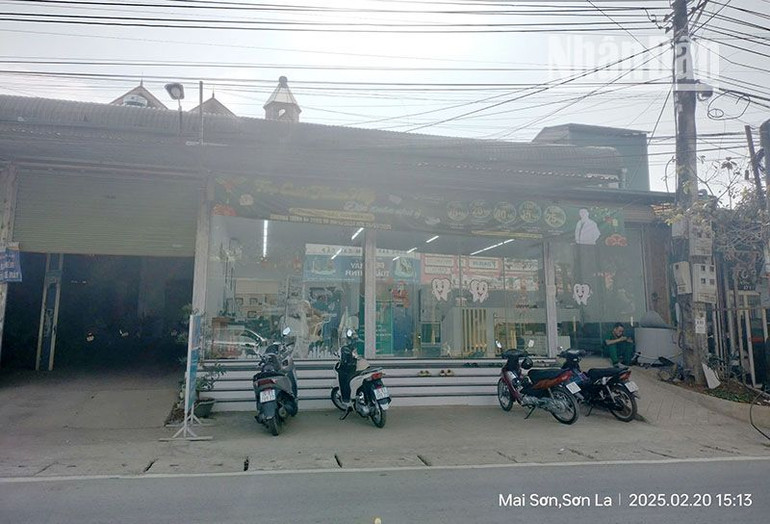 Một phòng khám nha khoa thẩm mỹ được đầu tư rất nhiều trang thiết bị nhưng không có giấy phép cũng hoạt động từ rất lâu tại tiểu khu 2, xã Cò Nòi, huyện Mai Sơn.