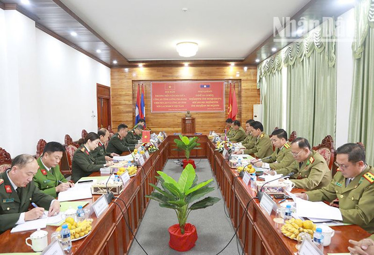 Hội đàm giữa Công an hai tỉnh Sơn La và tỉnh Louangphabang. Hội đàm giữa Công an hai tỉnh Sơn La và tỉnh Louangphabang.