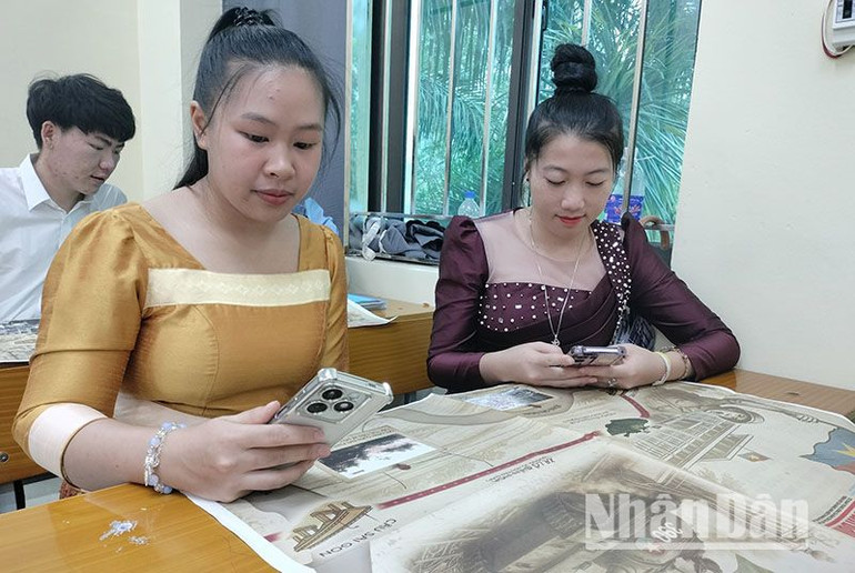 Có những lưu học sinh Lào cho biết đây là lần đầu tiên được trải nghiệm công nghệ số khi tìm hiểu lịch sử trên một tờ báo in như vậy. Có những lưu học sinh Lào cho biết đây là lần đầu tiên được trải nghiệm công nghệ số khi tìm hiểu lịch sử trên một tờ báo in như vậy.